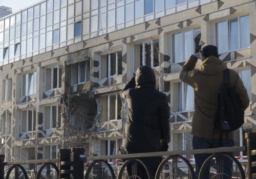 epa12628347 Ukrainians react near the site of a Russian drone strike on a private medical clinic in Kyiv, Ukraine, 05 January 2026, amid the Russian invasion. At least one person was killed and three others were injured as a result of the attack, according to the State Emergency Service of Ukraine.  EPA/SERGEY DOLZHENKO