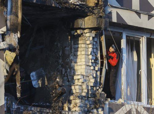 epaselect epa12628337 Ukrainians clear debris at the site of a Russian drone strike on a private medical clinic in Kyiv, Ukraine, 05 January 2026, amid the Russian invasion. At least one person was killed and three others were injured as a result of the attack, according to the State Emergency Service of Ukraine.  EPA/SERGEY DOLZHENKO