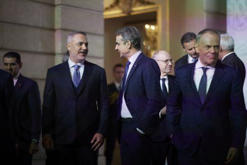 (Ξένη Δημοσίευση) Ο πρωθυπουργός Κυριάκος Μητσοτάκης στην οικογενειακή φωτογραφία στην συνάντηση ηγετών της συμμαχίας των προθύμων για την Ουκρανία, που συγκάλεσε ο Πρόεδρος της Γαλλίας Εμμανουέλ Μακρόν, στο Παρίσι, την Τρίτη 6 Ιανουαρίου 2026. ΑΠΕ-ΜΠΕ/ΓΡΑΦΕΙΟ ΤΥΠΟΥ ΠΡΩΘΥΠΟΥΡΓΟΥ/ΔΗΜΗΤΡΗΣ ΠΑΠΑΜΗΤΣΟΣ