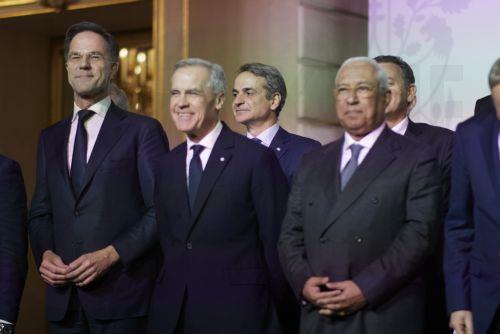 (Ξένη Δημοσίευση) Ο πρωθυπουργός Κυριάκος Μητσοτάκης στην οικογενειακή φωτογραφία στην συνάντηση ηγετών της συμμαχίας των προθύμων για την Ουκρανία, που συγκάλεσε ο Πρόεδρος της Γαλλίας Εμμανουέλ Μακρόν, στο Παρίσι, την Τρίτη 6 Ιανουαρίου 2026. ΑΠΕ-ΜΠΕ/ΓΡΑΦΕΙΟ ΤΥΠΟΥ ΠΡΩΘΥΠΟΥΡΓΟΥ/ΔΗΜΗΤΡΗΣ ΠΑΠΑΜΗΤΣΟΣ