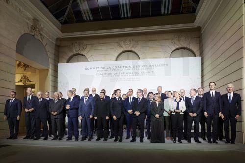 (Ξένη Δημοσίευση) Ο πρωθυπουργός Κυριάκος Μητσοτάκης στην οικογενειακή φωτογραφία στην συνάντηση ηγετών της συμμαχίας των προθύμων για την Ουκρανία, που συγκάλεσε ο Πρόεδρος της Γαλλίας Εμμανουέλ Μακρόν, στο Παρίσι, την Τρίτη 6 Ιανουαρίου 2026. ΑΠΕ-ΜΠΕ/ΓΡΑΦΕΙΟ ΤΥΠΟΥ ΠΡΩΘΥΠΟΥΡΓΟΥ/ΔΗΜΗΤΡΗΣ ΠΑΠΑΜΗΤΣΟΣ