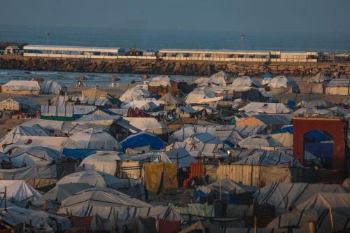 epa12632559 Makeshift tents of displaced Palestinian families next to the beach in the west of Gaza City on, 06 January 2026, amid a ceasefire between Israel and Hamas. Around 1.9 million people in Gaza, nearly 90 percent of the population, have been displaced since the Israel-Hamas conflict began in October 2023, according to the UN.  EPA/MOHAMMED SABER
