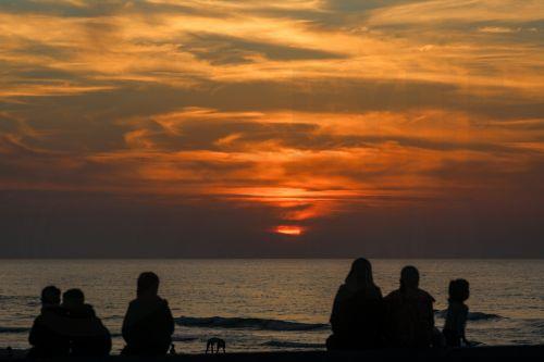 epa12632563 Internally displaced Palestinians spend their time by the beach in the west of Gaza City on, 06 January 2026, amid a ceasefire between Israel and Hamas. Around 1.9 million people in Gaza, nearly 90 percent of the population, have been displaced since the Israel-Hamas conflict began in October 2023, according to the UN.  EPA/MOHAMMED SABER