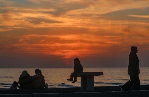 epa12632562 Internally displaced Palestinians spend their time by the beach in the west of Gaza City on, 06 January 2026, amid a ceasefire between Israel and Hamas. Around 1.9 million people in Gaza, nearly 90 percent of the population, have been displaced since the Israel-Hamas conflict began in October 2023, according to the UN.  EPA/MOHAMMED SABER