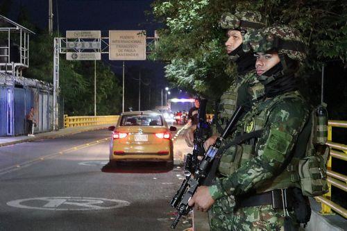epa12632630 Members of the Colombian National Army patrol the Francisco de Paula Santander International Bridge in Cucuta, Colombia, 06 January 2026. Colombian President Gustavo Petro announced last Saturday a reinforcement of security along the border with Venezuela to address a potential mass influx of refugees from that country following the US attack on...