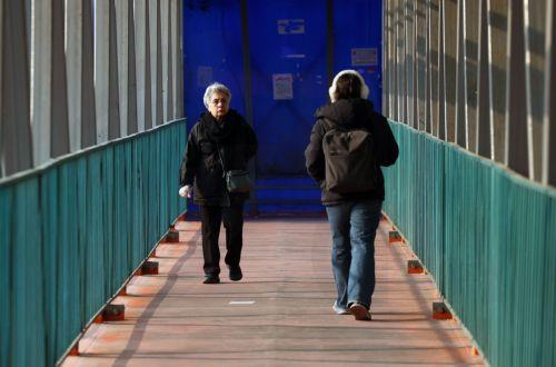 epa12635818 Iranians walk on pedestrian bridge in Tehran, Iran, 08 January 2026. Following a sharp decline in the national currency and soaring prices for basic goods, the country is facing a wave of nationwide anti-government protests which has spread to 37 cities across 24 provinces, according to the Human Rights Activists News Agency (HRANA).  EPA/ABEDIN...
