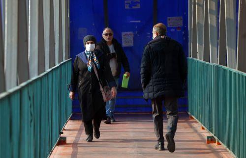 epa12635826 Iranians walk on pedestrian bridge in Tehran, Iran, 08 January 2026. Following a sharp decline in the national currency and soaring prices for basic goods, the country is facing a wave of nationwide anti-government protests which has spread to 37 cities across 24 provinces, according to the Human Rights Activists News Agency (HRANA).  EPA/ABEDIN...
