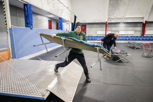 epa12636164 Employees and volunteers of De Regenboog Groep work at the Hogendorphal sports center which has temporarily been converted into a shelter for the homeles in Amsterdam, The Netherlands, 08 January 2026. Every spot in the standard shelters is occupied due to lot of snow and the chilly nights.  EPA/SIMON LENSKENS
