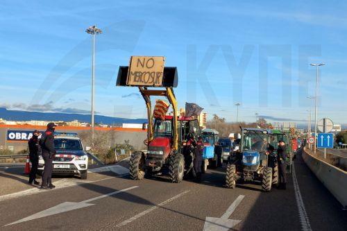 epa12636182 Several farmers block access to the Port of Tarragona to protest against the EU-Mercosur agreement, in Tarragona, Catalonia, northeastern Spain, 08 January 2026.  EPA/JAVIER DIAZ