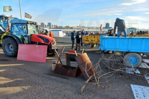 epa12636186 Several farmers block access to the Port of Tarragona to protest against the EU-Mercosur agreement, in Tarragona, Catalonia, northeastern Spain, 08 January 2026.  EPA/JAVIER DIAZ