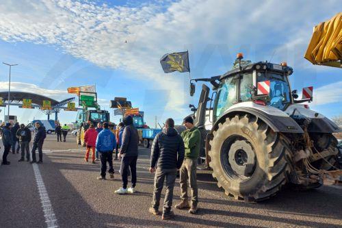 epa12636187 Several farmers block access to the Port of Tarragona to protest against the EU-Mercosur agreement, in Tarragona, Catalonia, northeastern Spain, 08 January 2026.  EPA/JAVIER DIAZ