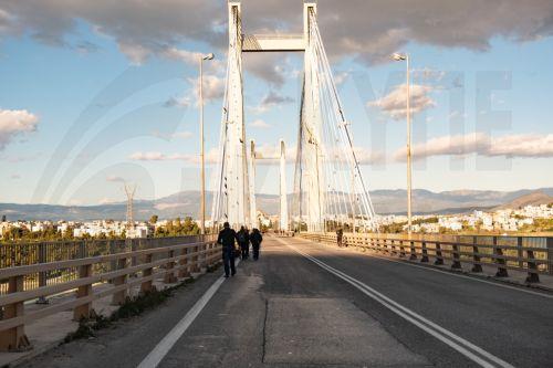 Αγρότες της Ευβοίας με τα τρακτέρ τους έχουν προχωρήσει σε αποκλεισμό και των δύο ρευμάτων κυκλοφορίας στην Υψηλή Γέφυρα της Χαλκίδας, στο πλαίσιο των αγροτικών κινητοποιήσεων, Πέμπτη 8 Ιανουαρίου 2026. Η κίνηση γίνεται από παράδρομους ενώ οι εργαζόμενοι που δουλεύουν εκτός Εύβοιας αναγκάζονται να περνάνε τη γέφυρα πεζοί.  ΑΠΕ-ΜΠΕ-ΑΠΕ-ΜΠΕ/Βασίλης...