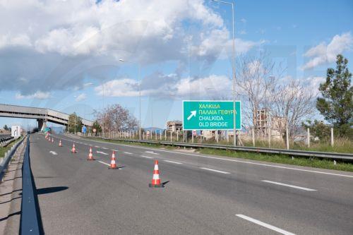Αγρότες της Ευβοίας με τα τρακτέρ τους έχουν προχωρήσει σε αποκλεισμό και των δύο ρευμάτων κυκλοφορίας στην Υψηλή Γέφυρα της Χαλκίδας, στο πλαίσιο των αγροτικών κινητοποιήσεων, Πέμπτη 8 Ιανουαρίου 2026. Η κίνηση γίνεται από παράδρομους ενώ οι εργαζόμενοι που δουλεύουν εκτός Εύβοιας αναγκάζονται να περνάνε τη γέφυρα πεζοί.  ΑΠΕ-ΜΠΕ-ΑΠΕ-ΜΠΕ/Βασίλης...