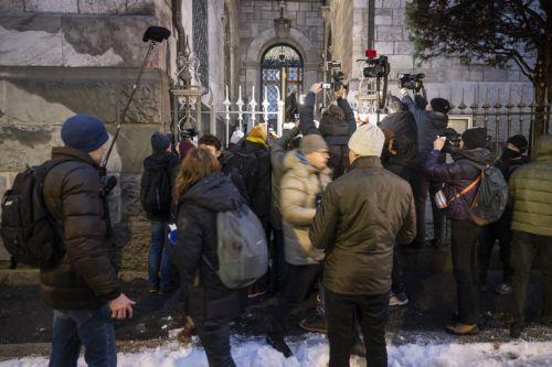 epa12637585 Journalists and cameramen surround the entrance of the Valais public prosecutor's office, as the owners of the bar in Crans-Montana enter with their lawyers to be questioned, in Sion, Switzerland, 09 January 2026. Swiss authorities have confirmed 40 fatalities, mostly teenagers and young adults, and 116 severe injuries following a fire at the Le...
