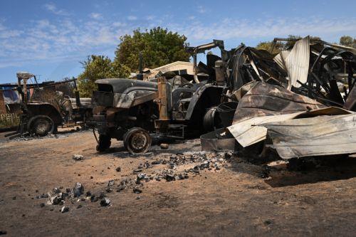 epa12639600 Destroyed tractors and sheds are seen at a property following a bushfire in Harcourt, Victoria, Australia, 10 January 2026.  EPA/JAMES ROSS EDITORIAL USE ONLY AUSTRALIA AND NEW ZEALAND OUT