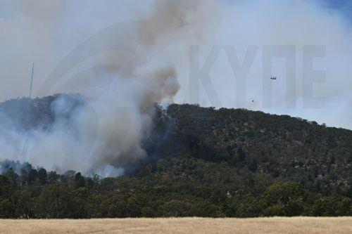 epaselect epa12639682 A fire fighting helicopter is seen operating near Harcourt, Victoria, Australia, 10 January 2026.  EPA/JAMES ROSS EDITORIAL USE ONLY AUSTRALIA AND NEW ZEALAND OUT