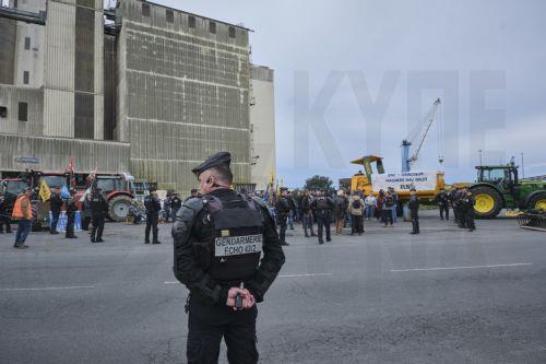 epa12644677 The gendarmerie intervened during a farmers protest against the Mercosur agreement and culling of livestock in Bayonne, Boucau, Pyrenees-Atlantiques, France, 12 January 2026. The police intervention is intended to prevent traffic paralysis and ensure the safety of emergency services, following prolonged blockades of the A63 motorway by the...