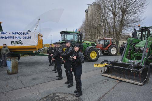 epa12644680 The gendarmerie intervened during a farmers protest against the Mercosur agreement and culling of livestock in Bayonne, Boucau, Pyrenees-Atlantiques, France, 12 January 2026. The police intervention is intended to prevent traffic paralysis and ensure the safety of emergency services, following prolonged blockades of the A63 motorway by the...