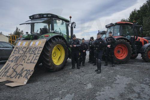 epa12644681 The gendarmerie intervened during a farmers protest against the Mercosur agreement and culling of livestock in Bayonne, Boucau, Pyrenees-Atlantiques, France, 12 January 2026. The police intervention is intended to prevent traffic paralysis and ensure the safety of emergency services, following prolonged blockades of the A63 motorway by the...