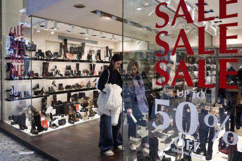 Κόσμος κοιτάζει βιτρίνες και πραγματοποιεί αγορές στον πεζόδρομο της Ερμού στην Αθήνα, Δευτέρα 12 Ιανουαρίου 2026. Ξεκίνησαν σήμερα οι χειμερινές εκπτώσεις και θα διαρκέσουν έως και την Παρασκευή 27 Φεβρουαρίου. ΑΠΕ-ΜΠΕ/ΑΠΕ-ΜΠΕ/ΓΙΩΡΓΟΣ ΒΙΤΣΑΡΑΣ