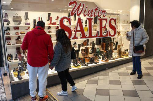 Κόσμος κοιτάζει βιτρίνες και πραγματοποιεί αγορές στον πεζόδρομο της Ερμού στην Αθήνα, Δευτέρα 12 Ιανουαρίου 2026. Ξεκίνησαν σήμερα οι χειμερινές εκπτώσεις και θα διαρκέσουν έως και την Παρασκευή 27 Φεβρουαρίου. ΑΠΕ-ΜΠΕ/ΑΠΕ-ΜΠΕ/ΓΙΩΡΓΟΣ ΒΙΤΣΑΡΑΣ