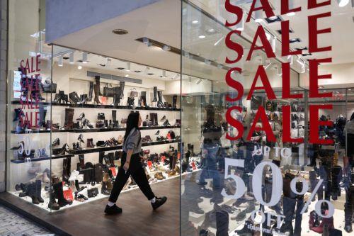 Κόσμος κοιτάζει βιτρίνες και πραγματοποιεί αγορές στον πεζόδρομο της Ερμού στην Αθήνα, Δευτέρα 12 Ιανουαρίου 2026. Ξεκίνησαν σήμερα οι χειμερινές εκπτώσεις και θα διαρκέσουν έως και την Παρασκευή 27 Φεβρουαρίου. ΑΠΕ-ΜΠΕ/ΑΠΕ-ΜΠΕ/ΓΙΩΡΓΟΣ ΒΙΤΣΑΡΑΣ