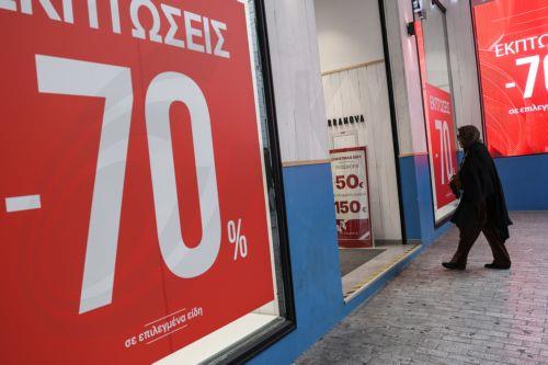 Κόσμος κοιτάζει βιτρίνες και πραγματοποιεί αγορές στον πεζόδρομο της Ερμού στην Αθήνα, Δευτέρα 12 Ιανουαρίου 2026. Ξεκίνησαν σήμερα οι χειμερινές εκπτώσεις και θα διαρκέσουν έως και την Παρασκευή 27 Φεβρουαρίου. ΑΠΕ-ΜΠΕ/ΑΠΕ-ΜΠΕ/ΓΙΩΡΓΟΣ ΒΙΤΣΑΡΑΣ
