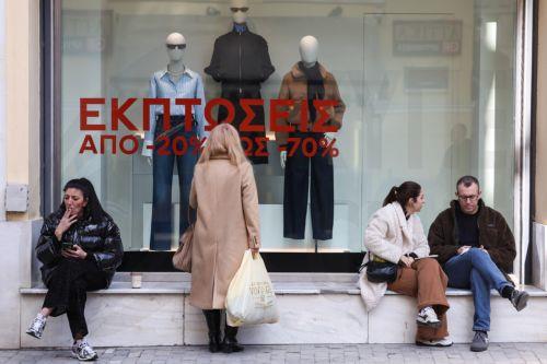 Κόσμος κοιτάζει βιτρίνες και πραγματοποιεί αγορές στον πεζόδρομο της Ερμού στην Αθήνα, Δευτέρα 12 Ιανουαρίου 2026. Ξεκίνησαν σήμερα οι χειμερινές εκπτώσεις και θα διαρκέσουν έως και την Παρασκευή 27 Φεβρουαρίου. ΑΠΕ-ΜΠΕ/ΑΠΕ-ΜΠΕ/ΓΙΩΡΓΟΣ ΒΙΤΣΑΡΑΣ