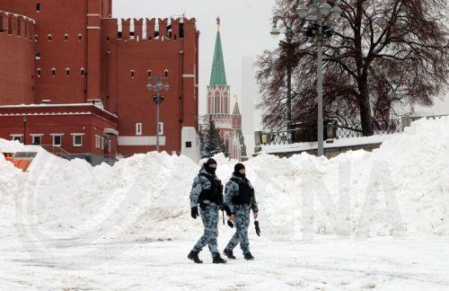 epa12644759 Police officers patrol near the Kremlin after heavy snowfall in Moscow, Russia, 12 January 2026. Balkan cyclone Frances brought the heaviest snowfall the region has experienced in 70 years.  EPA/MAXIM SHIPENKOV