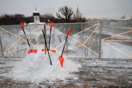 epa12644760 Shovels on a heap of snow at Zaryadye Park near the Kremlin after heavy snowfall in Moscow, Russia, 12 January 2026. Balkan cyclone Frances brought the heaviest snowfall the region has experienced in 70 years.  EPA/MAXIM SHIPENKOV