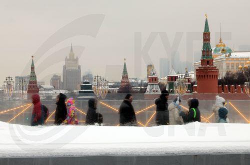 epa12644761 People walk at Zaryadye Park near the Kremlin after heavy snowfall in Moscow, Russia, 12 January 2026. Balkan cyclone Frances brought the heaviest snowfall the region has experienced in 70 years.  EPA/MAXIM SHIPENKOV