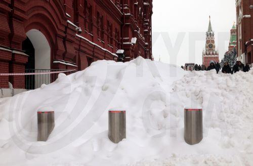 epa12644763 People walk in Red Square after heavy snowfall in Moscow, Russia, 12 January 2026. Balkan cyclone Frances brought the heaviest snowfall the region has experienced in 70 years.  EPA/MAXIM SHIPENKOV