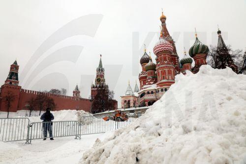 epa12644766 A police officer on guard duty next to a fence near the Kremlin after heavy snowfall in Moscow, Russia, 12 January 2026. Balkan cyclone Frances brought the heaviest snowfall the region has experienced in 70 years.  EPA/MAXIM SHIPENKOV