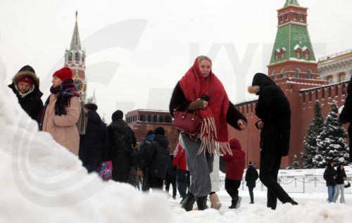 epa12644767 People walk in Red Square after heavy snowfall in Moscow, Russia, 12 January 2026. Balkan cyclone Frances brought the heaviest snowfall the region has experienced in 70 years.  EPA/MAXIM SHIPENKOV