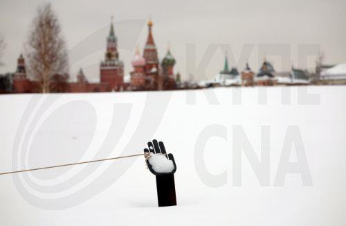 epa12644768 A view of Zaryadye Park near the Kremlin after heavy snowfall in Moscow, Russia, 12 January 2026. Balkan cyclone Frances brought the heaviest snowfall the region has experienced in 70 years.  EPA/MAXIM SHIPENKOV