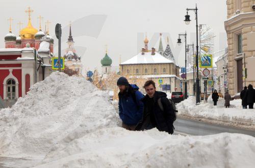 epa12644769 People walk on a street near the Kremlin after heavy snowfall in Moscow, Russia, 12 January 2026. Balkan cyclone Frances brought the heaviest snowfall the region has experienced in 70 years.  EPA/MAXIM SHIPENKOV