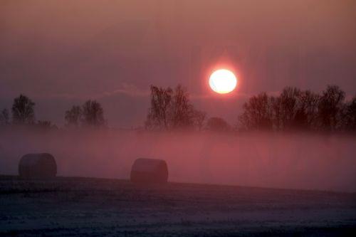 epa12644839 The sun sets over fields in Dunte, Latvia, 12 January 2026. According to forecasts, cold weather will persist across the country this week. Nighttime temperatures will mostly range between –17  Celsius and –10  Celsius, dropping to around –20 Celsius in areas with clear skies.  EPA/VALDA KALNINA