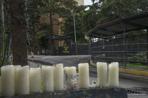 epa12649922 Candles are seen in front of the Rodeo I prison in Zamora, Miranda state, Venezuela, 14 January 2026. Venezuela's interim president Delcy Rodriguez stated that 406 political prisoners have been released since December, while NGOs dispute the claim and say the process is marked by delays.  EPA/Boris Vergara