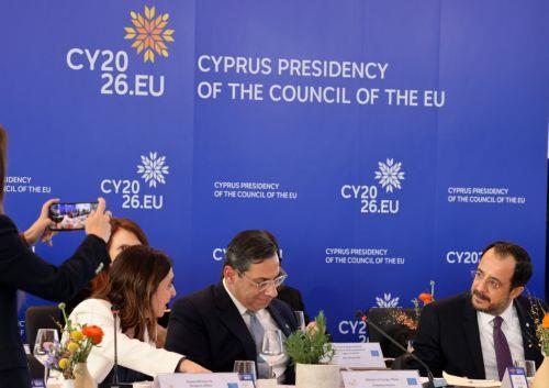 Επίσημη επίσκεψη στην Κύπρο πραγματοποιεί το Σώμα των Επιτρόπων της Ευρωπαϊκής Ένωσης, στο πλαίσιο των επαφών του με την Κυβέρνηση της Κυπριακής Δημοκρατίας, υπό την ιδιότητά της ως Προεδρίας του Συμβουλίου της Ευρωπαϊκής Ένωσης, Νέο Λιμάνι Λεμεσού 15 Ιανουαρίου. ΚΥΠΕ/ΚΑΤΙΑ ΧΡΙΣΤΟΔΟΥΛΟΥ