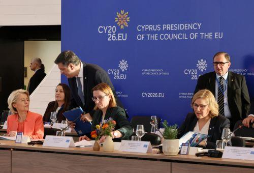 Επίσημη επίσκεψη στην Κύπρο πραγματοποιεί το Σώμα των Επιτρόπων της Ευρωπαϊκής Ένωσης, στο πλαίσιο των επαφών του με την Κυβέρνηση της Κυπριακής Δημοκρατίας, υπό την ιδιότητά της ως Προεδρίας του Συμβουλίου της Ευρωπαϊκής Ένωσης, Νέο Λιμάνι Λεμεσού 15 Ιανουαρίου. ΚΥΠΕ/ΚΑΤΙΑ ΧΡΙΣΤΟΔΟΥΛΟΥ