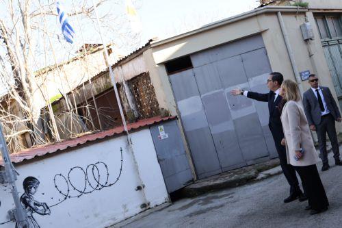 Το Σώμα των Επιτρόπων, συνοδευόμενοι από μέλη του Υπουργικού Συμβουλίου και τη Διευθύντρια του Γραφείου Τύπου και Πληροφοριών (ΓΤΠ) κα Αλίκη Στυλιανού, σε επίσκεψη στην περιπατητική έκθεση φωτογραφίας του ΓΤΠ «Το Κυπριακό Ζήτημα», στο πλαίσιο περιήγησης κατά μήκος μέρους της Πράσινης Γραμμής.