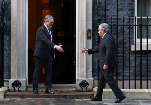 epa12653777 British Prime Minister Keir Starmer (L) welcomes Secretary-General of the United Nations Antonio Guterres to 10 Downing Street in London, Britain, 16 January 2026.  EPA/ANDY RAIN