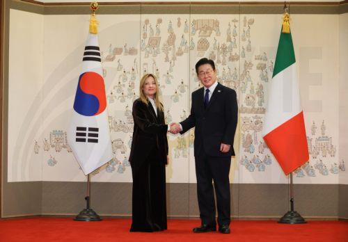 epa12660177 South Korean President Lee Jae-Myung and Italian Prime Minister Giorgia Meloni shake hands before their talks at the presidential office Cheong Wa Dae in Seoul, South Korea, 19 January 2026. The meeting took place during Meloni’s visit for bilateral discussions.  EPA/YONHAP SOUTH KOREA OUT