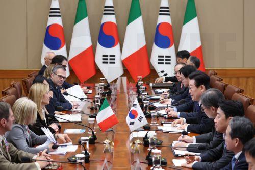 epa12660210 South Korean President Lee Jae-Myung (4th from R) holds summit talks with Italian Prime Minister Giorgia Meloni (3rd from L) at the presidential office Cheong Wa Dae in Seoul on Jan. 19, 2026. The meeting took place during Meloni’s visit for bilateral discussions.  EPA/YONHAP SOUTH KOREA OUT