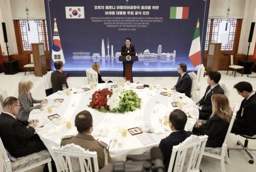 epa12660346 South Korean President Lee Jae-Myung (C, rear) speaks to Italian Prime Minister Giorgia Meloni during a luncheon at the presidential office Cheong Wa Dae in Seoul on Jan. 19, 2026.  EPA/YONHAP SOUTH KOREA OUT