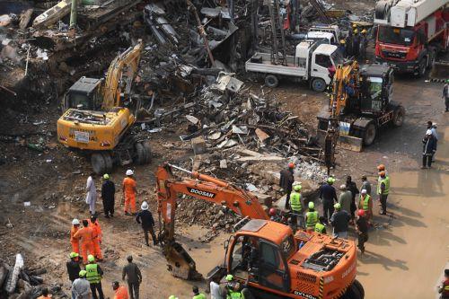 epa12661411 Rescuers search through the rubble at Gul Plaza in Karachi, Pakistan, 19 January 2026. A deadly fire at Karachi’s Gul Plaza raged for over 24 hours, killing 21 people, including a firefighter, leaving many more missing, and destroying around 1,200 shops. Massive losses were reported as rescue efforts continued amid structural collapse risks. ...
