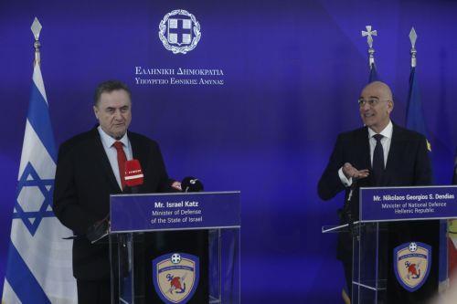 Ο υπουργός Άμυνας του Ισραήλ, Israel Katz (Α) μιλάει δίπλα στον Έλληνα υπουργό Εξωτερικών, Νίκο Δένδια (Δ), κατά τη διάρκεια των κοινών δηλώσεων, μετά το τέλος της συνάντησής τους στο υπουργείο, Αθήνα Τρίτη 20 Ιανουαρίου 2026. ΑΠΕ-ΜΠΕ/ΑΠΕ-ΜΠΕ/ΓΙΑΝΝΗΣ ΚΟΛΕΣΙΔΗΣ