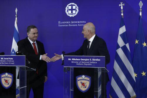 Ο Έλληνας υπουργός Εξωτερικών, Νίκος Δένδιας (Δ) ανταλλάσσει χειραψία με τον υπουργό Άμυνας του Ισραήλ, Israel Katz (Α), κατά τη διάρκεια των κοινών δηλώσεων, μετά το τέλος της συνάντησής τους στο υπουργείο, Αθήνα Τρίτη 20 Ιανουαρίου 2026. ΑΠΕ-ΜΠΕ/ΑΠΕ-ΜΠΕ/ΓΙΑΝΝΗΣ ΚΟΛΕΣΙΔΗΣ
