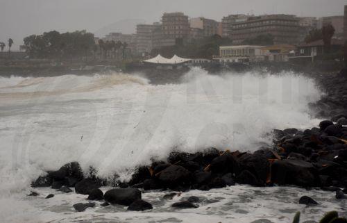 epa12663977 Waves hit the shore in the seaside village of San Giovanni Li Cuti in Catania, Sicily, Italy, 20 January 2026.  EPA/ORIETTA SCARDINO