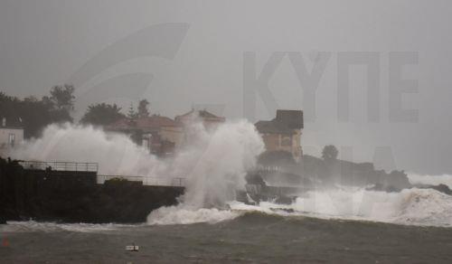 epa12663985 Waves hit the shore in the seaside village of San Giovanni Li Cuti in Catania, Sicily, Italy, 20 January 2026.  EPA/ORIETTA SCARDINO